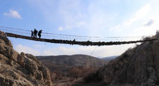 Bu Köprüden Geçmek Yürek İster