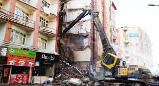 Depremde Ağır Hasar Gören 5 Katlı Binanın Yıkımı Gerçekleştirildi