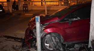 İki otomobil kavşakta çarpıştı: 2 yaralı