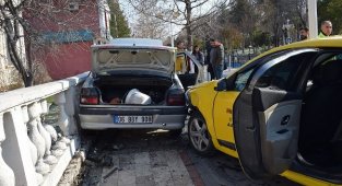 İki otomobilin çarpıştığı kaza ucuz atlatıldı