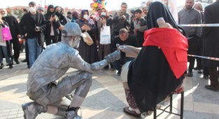 Kadınlar Gününe özel canlı heykel gösterisi