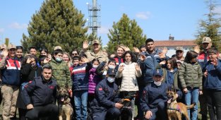 Orman Haftasında Jandarma öğrencilerle birlikte ağaç dikti