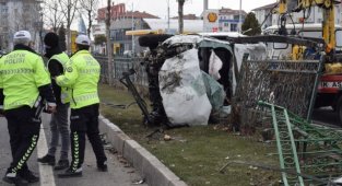 Refüje çarpan otomobil demir korkulukları yerinden söktü: 1'i ağır 3 yaralı