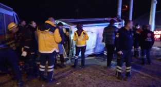 Ticari Araçla Çarpışan Minibüs Devrildi: 1 Yaralı