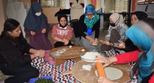 Üniversiteli kız öğrencilere Malatya yemeklerinin yapımı öğretiliyor