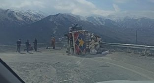 Virajı alamayan kamyon devrildi: 1 yaralı