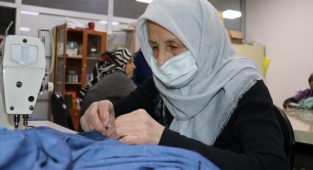 80'ine merdiven dayayan Şaheste Teyze dikiş nakış öğreniyor