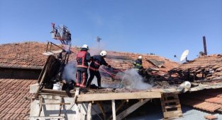 Alacakapı Mahallesinde Çatı Yangını: 1 Yaralı