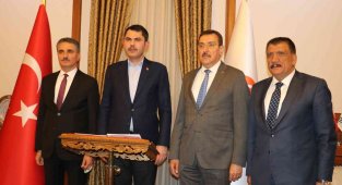 Bakan Kurum'dan, Malatya Valiliği ve AK Parti İl Teşkilatını ziyaret etti