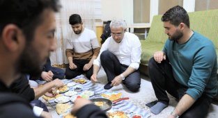 Başkan Güder, sahurda öğrenci evine misafir oldu