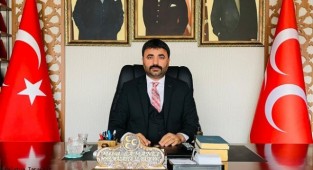 Başkan Samanlı; Başbuğumuz Alparslan Türkeş’i saygıyla anıyoruz. Kabri nur dolsun, mekânı cennet olsun