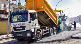 Büyükşehir Yıpranmış Ve Bozulmuş Yolları Yeniliyor