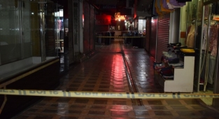 Duvarlarında çatlama meydana gelen iş hanı polisi alarma geçirdi