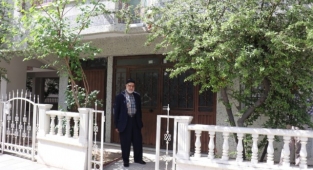 Gündüz vakti apartmanın kapısını çaldılar