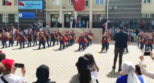 İlkokul Öğrencilerinin Zeybek Gösterisi Büyük Beğeni Topladı