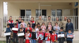 Jandarma Komutanı Altın öğrencilere masal okudu
