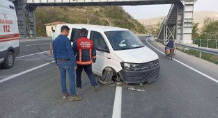 Kontrolden çıkan minibüs kaza yaptı: 2 yaralı
