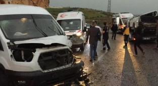 Minibüs ile çekici çarpıştı 3 Yaralı