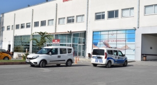 Otomobil menfeze çarptı: 1'i ağır 6 yaralı