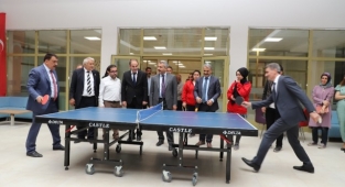 Vali ve başkan masa tenisi oynadı, bakan yardımcısı hakem oldu