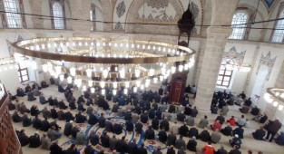 Yeni Cami, Cuma Namazıyla Birlikte Yeniden İbadete Açıldı