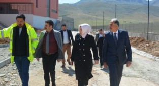 Yeni müdür Özdemir, ayağının tozuyla okul inşaatlarını inceledi 