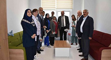 Doğanşehir'de Hemşirelere karanfilli kutlama