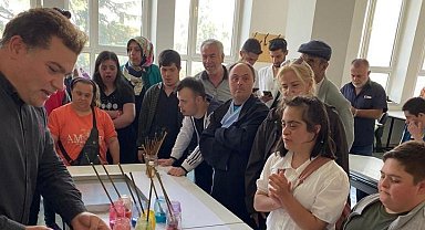 Down sendromlu çocukların Ebru Sanatı heyecanı