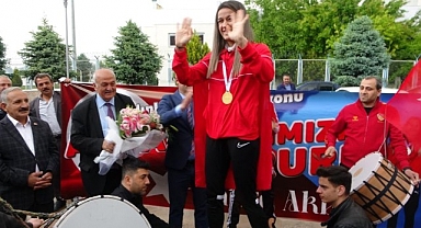 Dünya şampiyonu Hatice Akbaş'a Malatya'da coşkulu karşılama