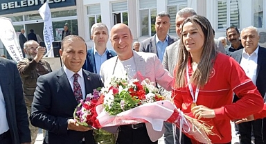 Dünya Şampiyonu Hatice Akbaş, Akçadağ'da Coşkuyla Karşılandı