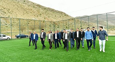 Gençler halı saha istedi, Başkan Çınar yerine getirdi
