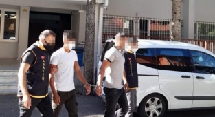 Malatya'da apartman kapılarını işaretleyen 2 zanlı yakalandı