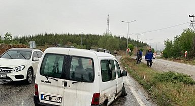 Malatya'da Hafif ticari araç aydınlatma direğine çarptı: 2 yaralı