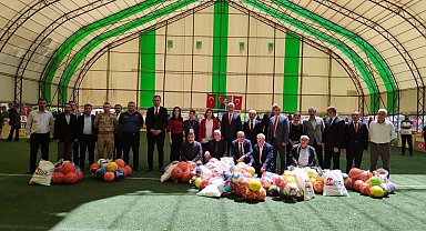 Öğrenciler atık maddelerden sergi açtı