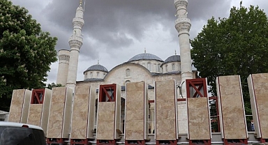 Yeni Cami Avlusunda Yapılan Beton Bloklar Tartışma Konusu Oldu