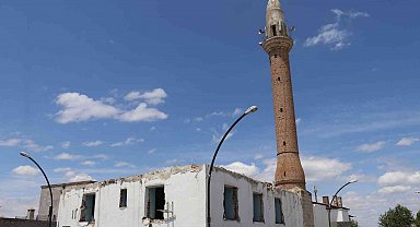 Yıkımı durdurulan caminin akıbeti merak konusu oldu