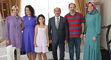 13 yıldır öz evlatlarından ayırmıyorlar