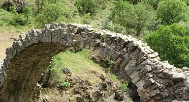 2 bin yıllık Taş Köprü yıllara meydan okuyor