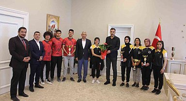 Başarılı olan takımlara çiçek hediyesi