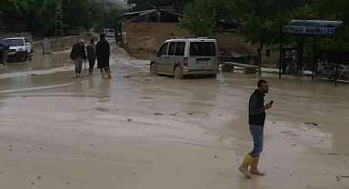 Darende'de sağanak yağış hayatı olumsuz etkiledi