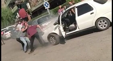 Malatya'da Seyir halindeki araç alev aldı, sürücünün yardımına vatandaşlar koştu