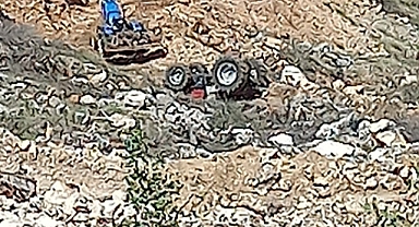 Şarampole yuvarlanan traktörün sürücüsü yaralandı