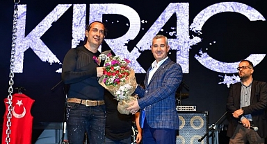 Ünlü sanatçı Kıraç, 27. kiraz festivalinde sevenleriyle buluştu