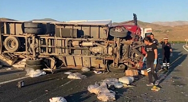 Yolcu otobüsüyle kargo kamyonu çarpıştı: 17 yaralı