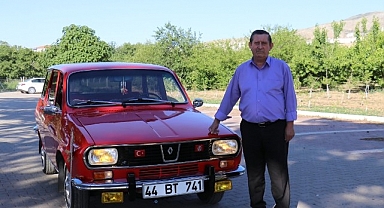 1975 model otomobiline çocuğu gibi bakıyor