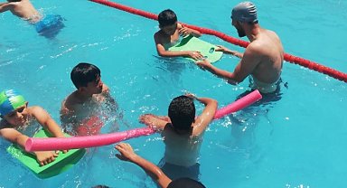 Akçadağ'da portatif havuzda yüzme kursu