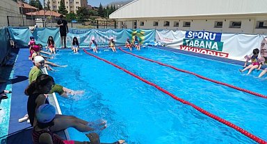 Doğanşehir'de portatif yüzme havuzu keyfi