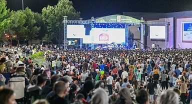 Haluk Levent, konser alanındaki pamuk şekerlerini aldı