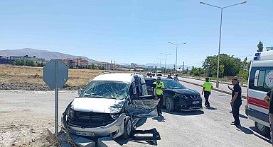 İki otomobil çarpıştı: 2 yaralı