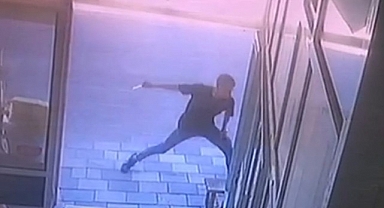 İş yeri önünde oturan husumetlisini defalarca bıçakladı